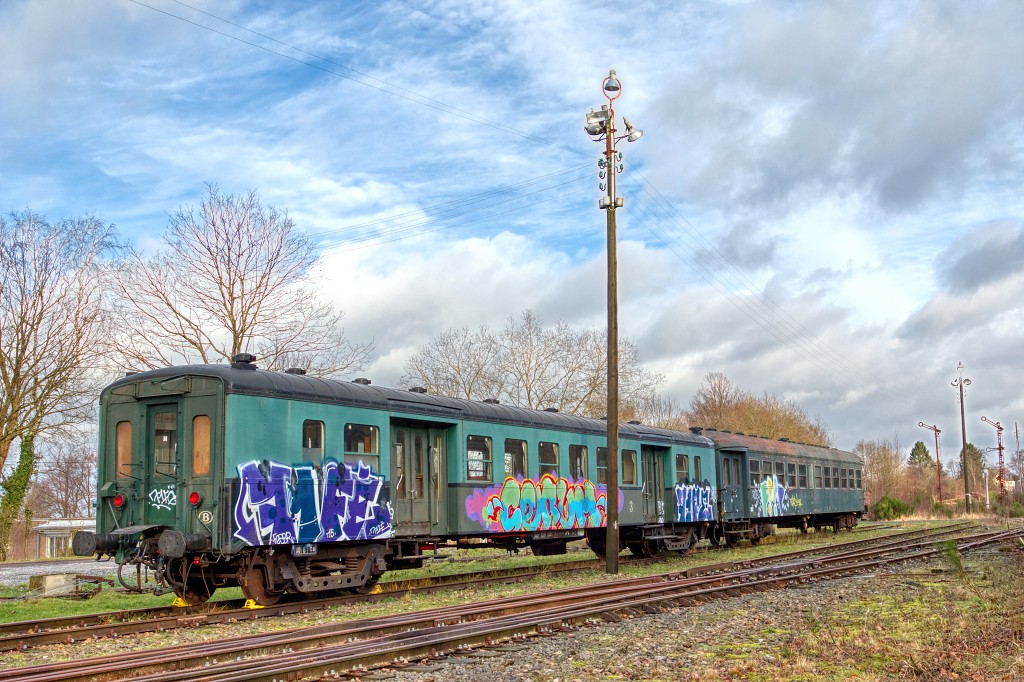 HDR urbex trein train chemin de fer Junkyard urban graffiti oldtimer junk decay vervallen abandoned abondonne vandalisme